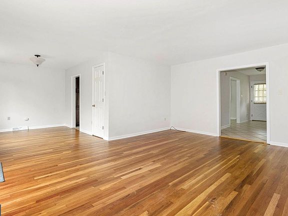 4th image of 2309 Empire Dr