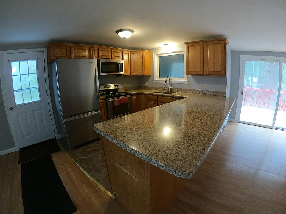 Fully applianced kitchen with peninsula.