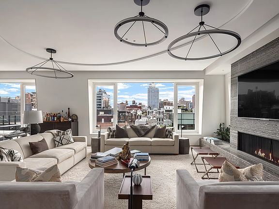 4th image of 325 W Broadway