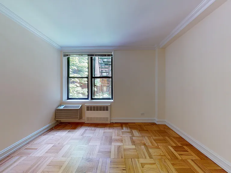 305 W 13th St #1C — Photo 7