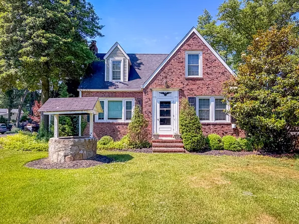1237 Pine Grove Rd, Morrisville, PA 19067