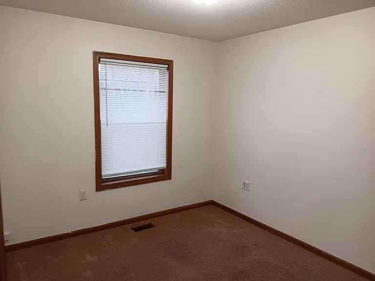 545 W Grand Ave — Photo 5