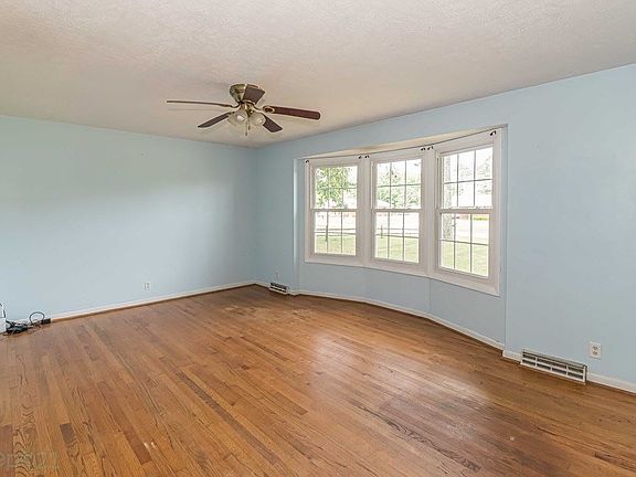 2nd image of 423 Sandhill Dr