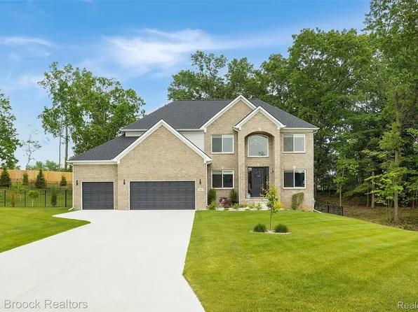 460 Lake Manitou Trl, Oxford, MI 48371