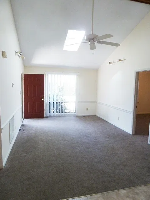 3 Blocks to Rosemary & Franklin St.! Walk to Campus from this cool house w/ deck, parking & more! — Photo 4