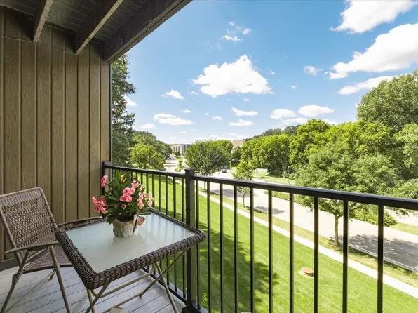 401 E Burnsville Pkwy APT 241, Burnsville, MN 55337