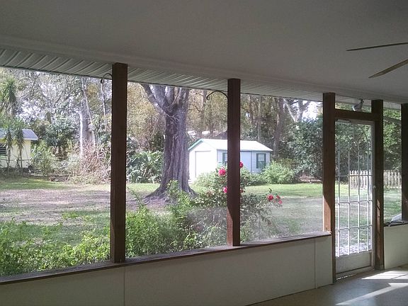 Porch, lg yard, storage shed