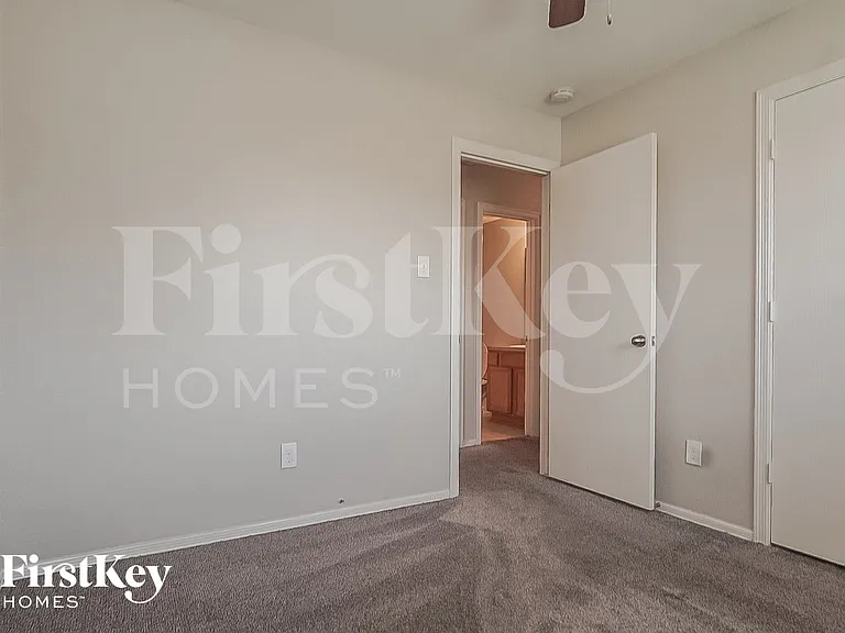 106 W Red Oak Ln — Photo 11