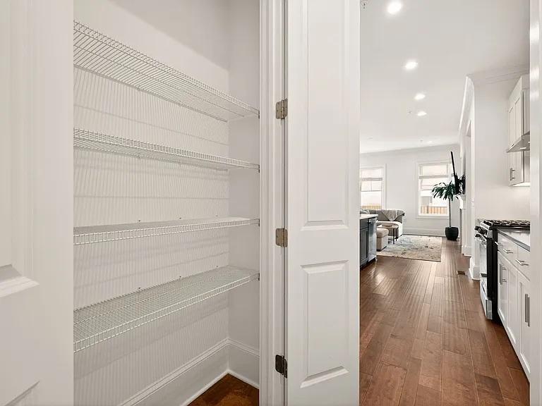 333 SE Eheart St — Photo 10