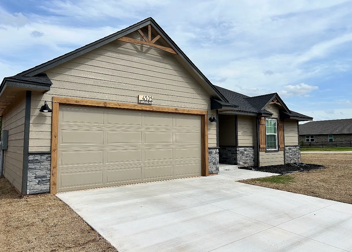 3 bed, 2.5 bath, $1,895 — Photo 1