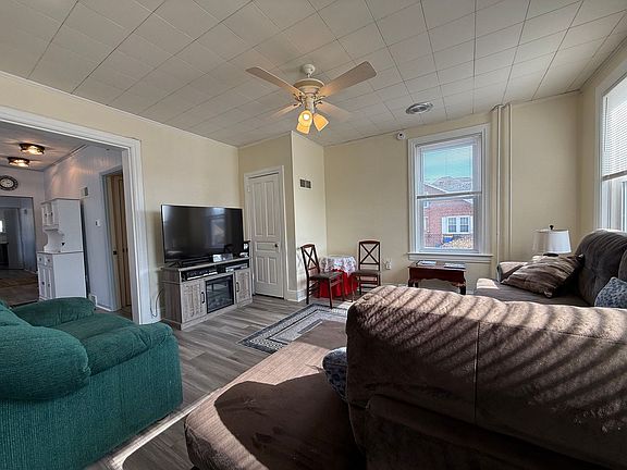 3rd image of 400 Maple St