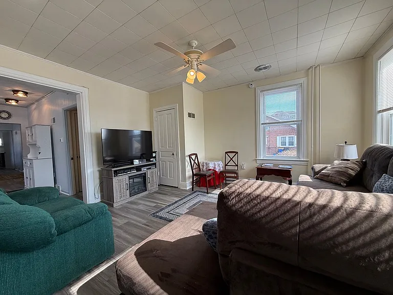 400 Maple St — Photo 3
