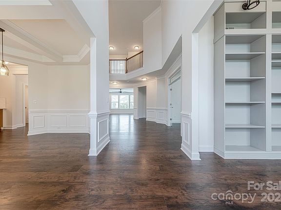 3rd image of 6186 Artigas Dr