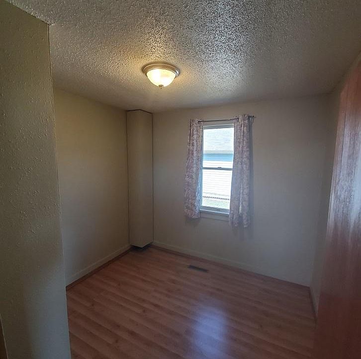 2nd image of 2242 20th St SW