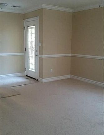 2nd image of 900 Thornhill Pl