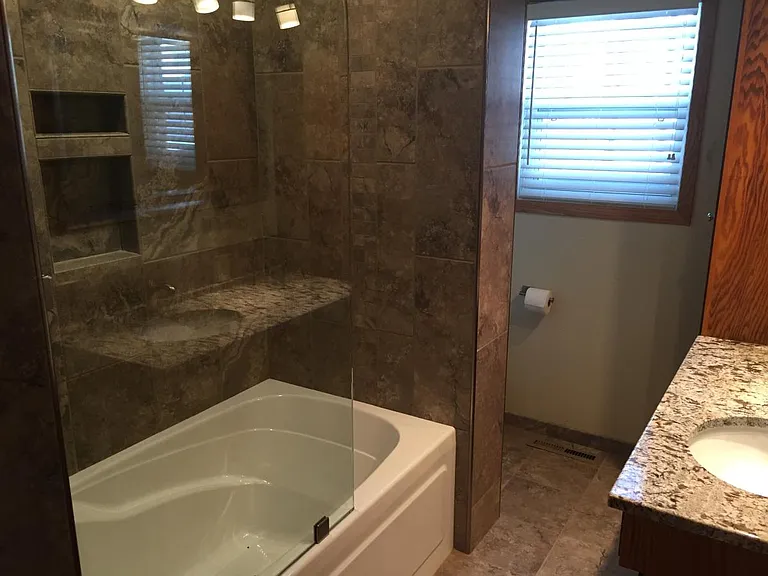 Master Bathroom (upstairs)
