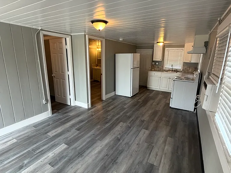 246 NE Trinity Pl #101 — Photo 2
