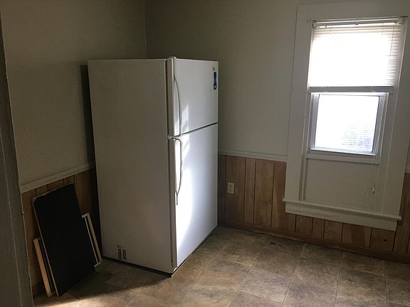5th image of 323 Van St #B
