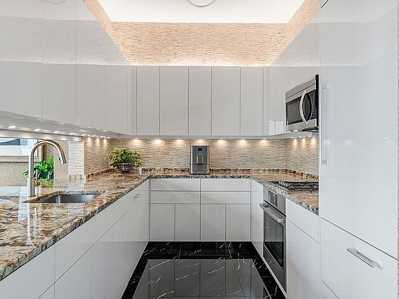 4th image of 100 Riverside Blvd #Phb