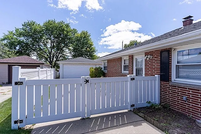 1501 W Foster Ave — Photo 28