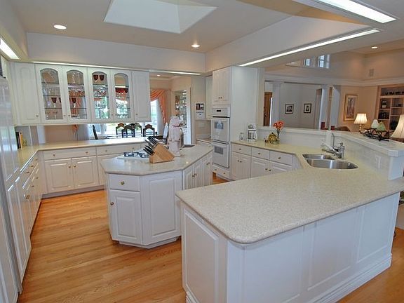 Beautful kitchen opens to great room