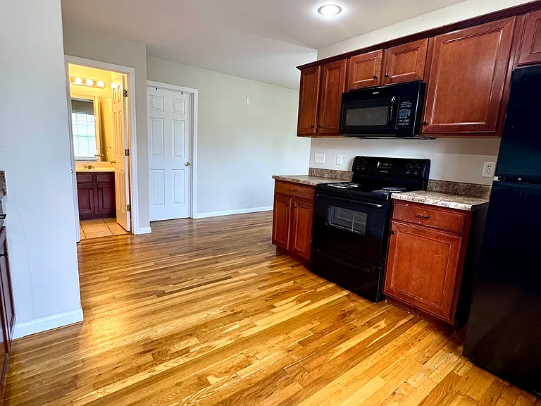 641 Hampton Way #B — Photo 5