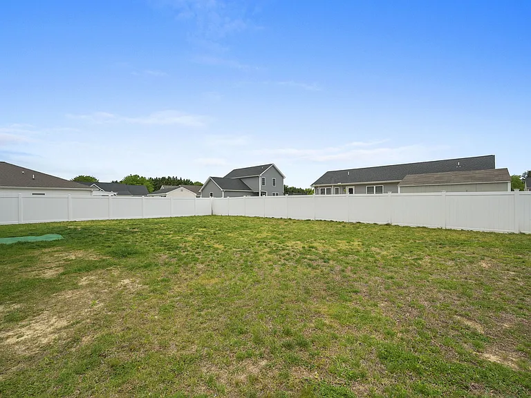 31 New England Dr — Photo 17