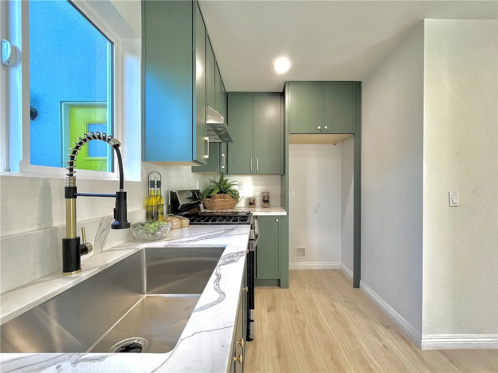 4 bed, 1358 sqft, $3,950 — Photo 4