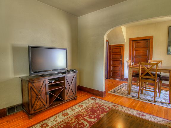 5th image of 2101 Sunset Dr W