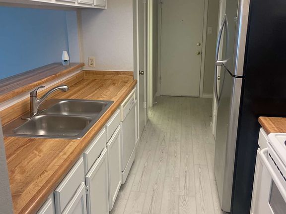 Kitchen, fridge/stove included!