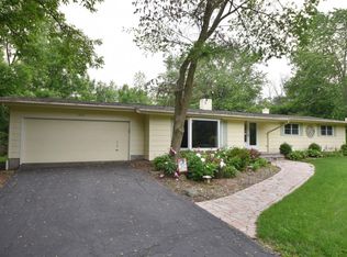 1517 W El Rancho Dr, Mequon, WI 53092