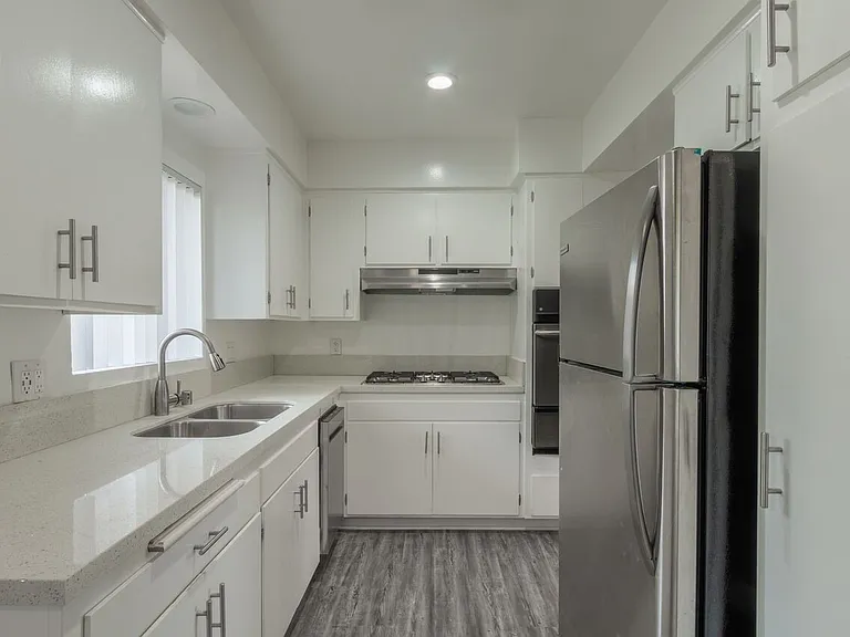 1527 Yale St #6 — Photo 4