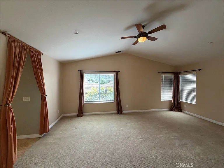 554 Robins Pl — Photo 23