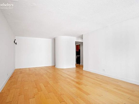 4th image of 224 E 52nd St APT 4