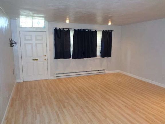 Front entry/living rm