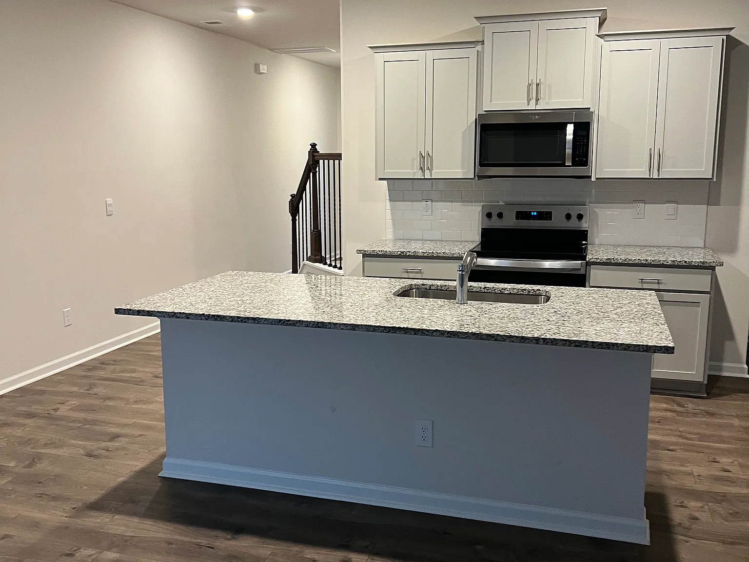 3 bed, 2.5 bath, 1699 sqft, $2,100 — Photo 3