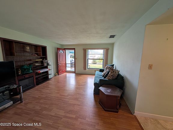 3rd image of 1665 Thomas St