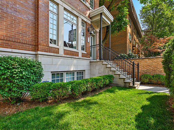 2nd image of 910 W Fullerton Ave #1