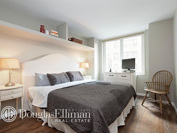 4th image of 211 E 46th St #6B