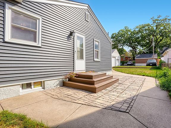 4th image of 4429 6th St NE