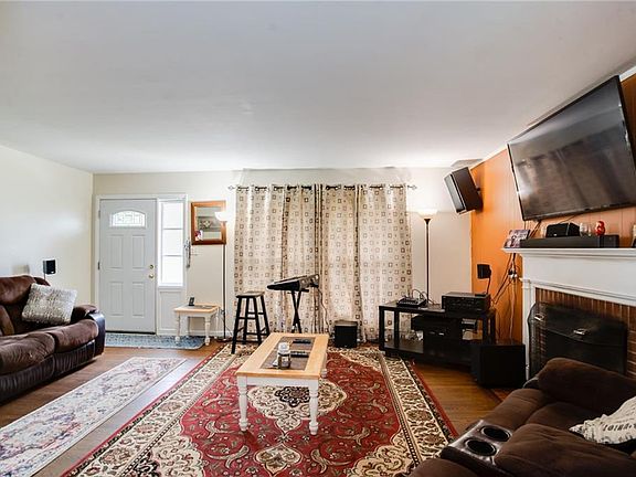 5th image of 19 Sylvia Ln