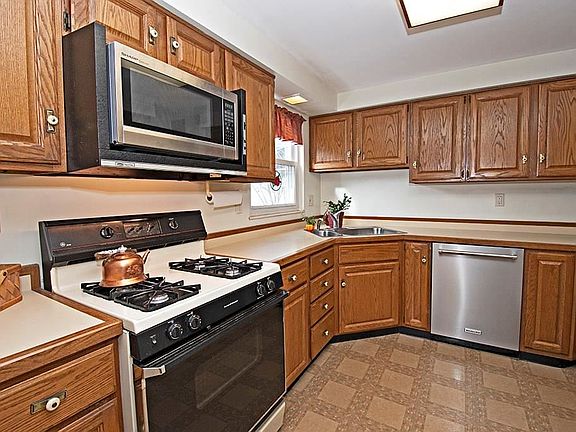 4th image of 450 Oaklawn Dr