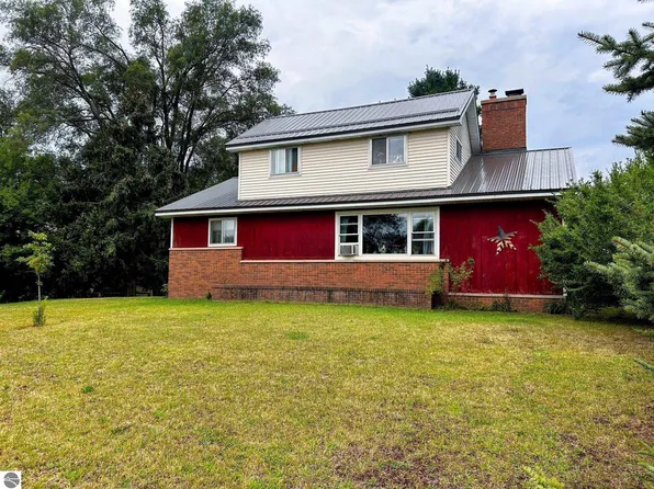 10963 N Glass Rd, Farwell, MI 48622