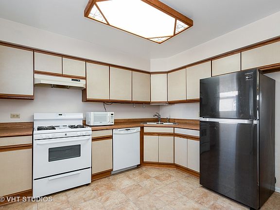 4th image of 17427 W Chestnut Ln #0
