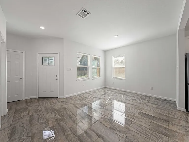 323 Gabriel St #101 — Photo 6