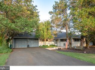 18 Flamingo Rd, Levittown, PA 19056