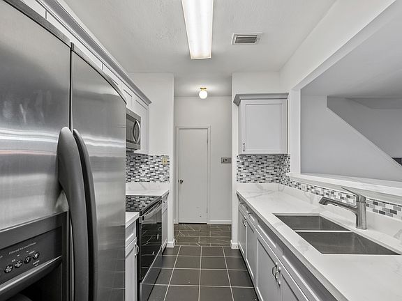 2nd image of 3124 Holly Hall St