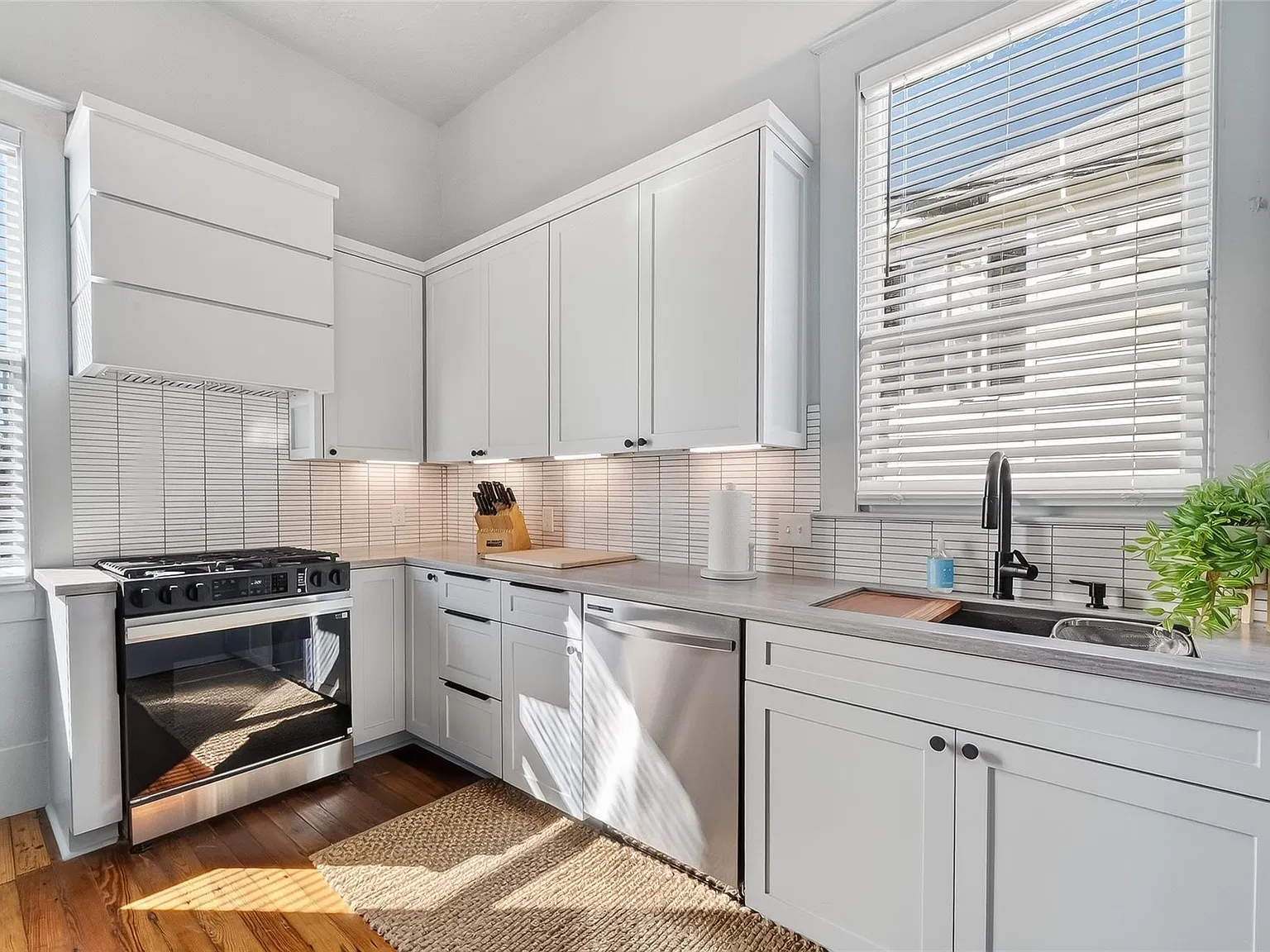 2 bed, 1.0 bath, $2,200 — Photo 4