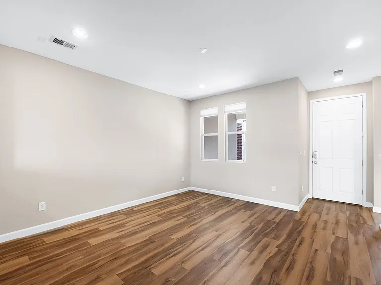 13543 E Longview Ave — Photo 8