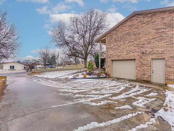 3rd image of 1605 Rolling Hills Dr